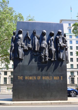 Foto de LONDRES REINO UNIDO - 06 19 2023: Monumento a las Mujeres de la Segunda Guerra Mundial es un monumento nacional británico a la guerra situado en Whitehall, Londres, junto al Cenotafio al final de Downing Street.. - Imagen libre de derechos