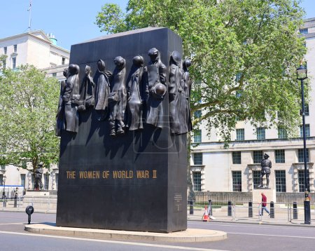Foto de LONDRES REINO UNIDO - 06 19 2023: Monumento a las Mujeres de la Segunda Guerra Mundial es un monumento nacional británico a la guerra situado en Whitehall, Londres, junto al Cenotafio al final de Downing Street.. - Imagen libre de derechos