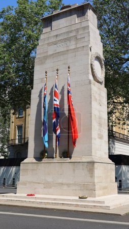 Foto de LONDRES REINO UNIDO - 06 19 2023: Cenotafio es un monumento a la guerra en Whitehall. Se dio a conocer en 1920 como el monumento nacional del Reino Unido a los británicos y la Commonwealth muertos de la Primera Guerra Mundial - Imagen libre de derechos