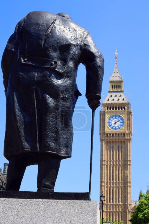 Téléchargez les photos : LONDRES ROYAUME-UNI - 06 19 2023 : Statue du Premier ministre britannique Winston Churchill, avec la tour de Big Ben en arrière-plan. Place du Parlement, Ville de Westminster. - en image libre de droit