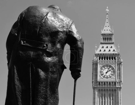 Téléchargez les photos : LONDRES ROYAUME-UNI - 06 19 2023 : Statue du Premier ministre britannique Winston Churchill, avec la tour de Big Ben en arrière-plan. Place du Parlement, Ville de Westminster. - en image libre de droit