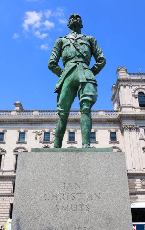 Téléchargez les photos : LONDRES ROYAUME-UNI 06 19 2023 : Une statue en bronze grandeur nature de Jan Smuts de l'artiste britannique Jacob Epstein se dresse sur le côté nord de Parliament Square à Londres, Royaume-Uni - en image libre de droit