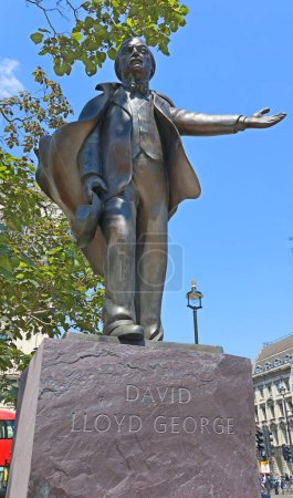 Téléchargez les photos : LONDRES ROYAUME-UNI 06 19 2023 : Une sculpture en bronze extérieure de l'ancien premier ministre britannique David Lloyd George par Glynn Williams se dresse sur Parliament Square à Londres, Royaume-Uni. - en image libre de droit