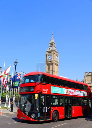 Foto de LONDRES REINO UNIDO - 06 19 2023: Autobús de dos pisos en frente Big Ben es el apodo de la Gran Campana del reloj del Palacio de Westminster en Londres La torre se conoce oficialmente como Elizabeth Tower - Imagen libre de derechos