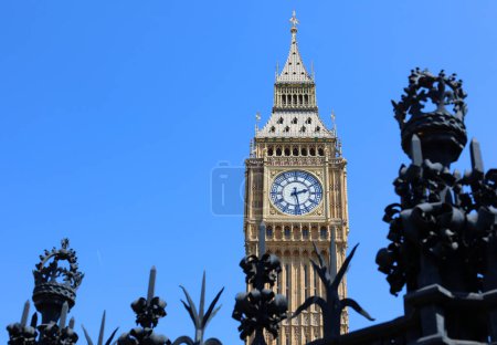 Foto de LONDRES REINO UNIDO - 06 19 2023: Big Ben es el apodo de la Gran Campana del Reloj Palacio de Westminster en Londres La torre se conoce oficialmente como Elizabeth Tower - Imagen libre de derechos