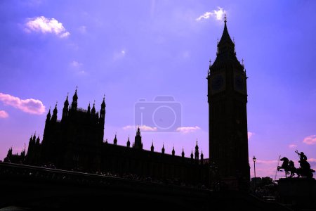 Foto de LONDRES REINO UNIDO - 06 19 2023: Silueta del Palacio de Westminster es el lugar de encuentro de la Cámara de los Comunes y la Cámara de los Lores, las dos cámaras del Parlamento del Reino Unido. - Imagen libre de derechos