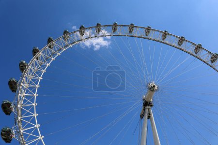 Foto de LONDRES REINO UNIDO - 06 19 2023: Parte de London Eye o la Rueda del Milenio, es una rueda de observación en voladizo en el río Támesis en Londres. Es la rueda de observación más alta de Europa - Imagen libre de derechos