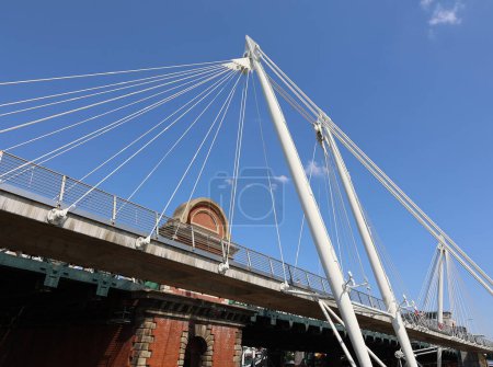 Foto de Puente moderno en la ciudad europea - Imagen libre de derechos