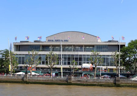 Téléchargez les photos : LONDRES ROYAUME-UNI 06 19 2023 : Le Royal Festival Hall est un lieu de concert, de danse et de causerie de 2 700 places situé au Southbank Centre de Londres. Il est situé sur la rive sud de la Tamise - en image libre de droit
