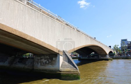 Téléchargez les photos : LONDRES ROYAUME-UNI 06 19 2023 : Le pont Waterloo à Londres est surnommé The Ladies Bridge pour les femmes qui l'ont construit. - en image libre de droit