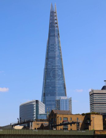 Foto de LONDRES REINO UNIDO - 06 19 2023: Shard London Bridge, es el edificio más alto de la Unión Europea. También es la segunda estructura independiente más alta del Reino Unido - Imagen libre de derechos
