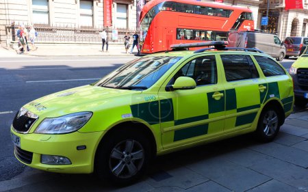 Foto de LONDRES REINO UNIDO 06 19 2023: London Ambulance Service NHS Trust (LAS) es un fideicomiso del NHS responsable de operar ambulancias y responder y responder a situaciones médicas urgentes y de emergencia - Imagen libre de derechos
