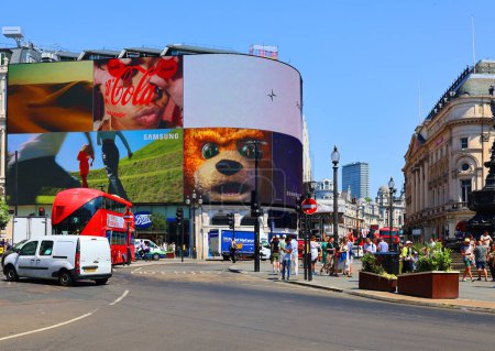 Téléchargez les photos : LONDRES ROYAUME-UNI 06 19 2023 : Les gens au Piccadilly Circus est un carrefour routier et un espace public du West End de Londres dans la ville de Westminster - en image libre de droit