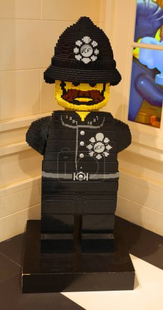 Foto de LONDRES REINO UNIDO 06 19 2023: Policía de Lego Oficial de minifigura Agente de policía Hombre Barba de piel de carne - Imagen libre de derechos