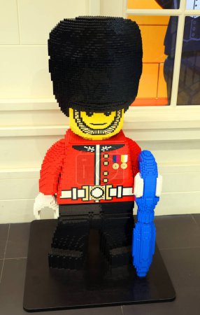 Foto de LONDRES REINO UNIDO 06 19 2023: Guardia Real construida con ladrillos LEGO exhibidos en la tienda LEGO más grande del mundo - Imagen libre de derechos