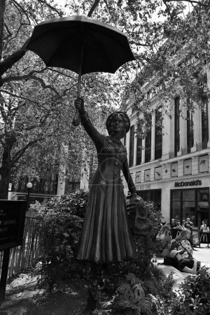 Foto de LONDRES REINO UNIDO 06 19 2023: En la Plaza de Leicester hay una estatua de Mary Poppins que forma parte de las Escenas del Camino de la Plaza celebrando un siglo de cine. - Imagen libre de derechos