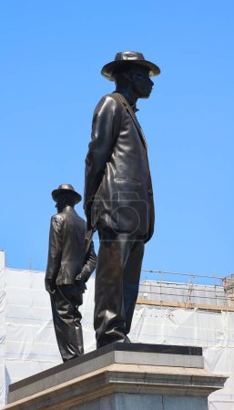 Téléchargez les photos : LONDRES ROYAUME-UNI - 06 19 2023 : La sculpture sur socle est un hommage à un héros anticolonial. Les politiciens un monument au pasteur baptiste panafricain et icône anticolonialiste John Chilembwe - en image libre de droit
