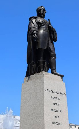 Foto de LONDRES REINO UNIDO 06 19 2023: Una estatua de bronce de Charles James Napier del escultor George Gammon Adams se encuentra en Trafalgar Square en Londres, Reino Unido - Imagen libre de derechos