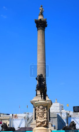 Téléchargez les photos : LONDRES ROYAUME-UNI 06 19 2023 : La statue du roi Charles 1er avec la magnifique colonne Nelsons en arrière-plan à Trafalgar Square, Londres - en image libre de droit