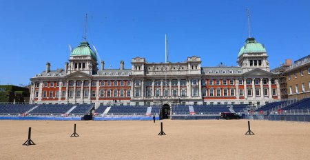 Téléchargez les photos : LONDRES ROYAUME-UNI - 06 19 2023 : Horse Guards Parade is a large parade ground off Whitehall in central London, It is the site of the annual ceremonies of Trooping the Colour - en image libre de droit