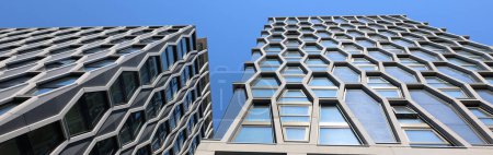 Téléchargez les photos : LONDRES ROYAUME-UNI - 06 19 2023 : Détails architecturaux de la façade en verre du bâtiment moderne. Fond d'entreprise gratte-ciel de bâtiments de grande hauteur, architecture industrielle. - en image libre de droit