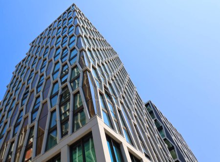 Foto de LONDRES REINO UNIDO - 06 19 2023: Detalles de la arquitectura de la fachada de vidrio del edificio moderno. Fondo de negocio rascacielos de edificios de gran altura, arquitectura industrial. - Imagen libre de derechos