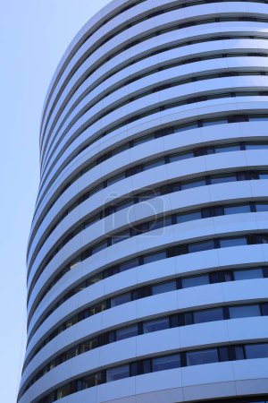Foto de LONDRES REINO UNIDO - 06 19 2023: Detalles de la arquitectura de la fachada de vidrio del edificio moderno. Fondo de negocio rascacielos de edificios de gran altura, arquitectura industrial. - Imagen libre de derechos