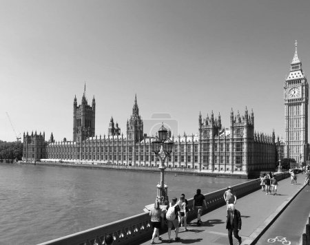 Foto de LONDRES REINO UNIDO - 06 19 2023: El Palacio de Westminster es el lugar de encuentro de la Cámara de los Comunes y la Cámara de los Lores, las dos cámaras del Parlamento del Reino Unido. - Imagen libre de derechos