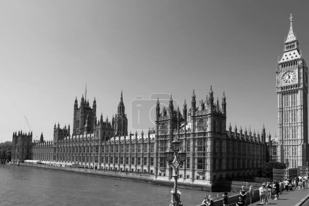 Foto de LONDRES REINO UNIDO - 06 19 2023: El Palacio de Westminster es el lugar de encuentro de la Cámara de los Comunes y la Cámara de los Lores, las dos cámaras del Parlamento del Reino Unido. - Imagen libre de derechos