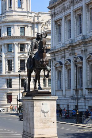 Téléchargez les photos : LONDRES ROYAUME-UNI 06 19 2023 : Le Comte Haig Memorial est une statue équestre en bronze du commandant du Front de l'Ouest britannique Douglas Haig, 1er Comte Haig sur Whitehall à Westminster, Londres. - en image libre de droit