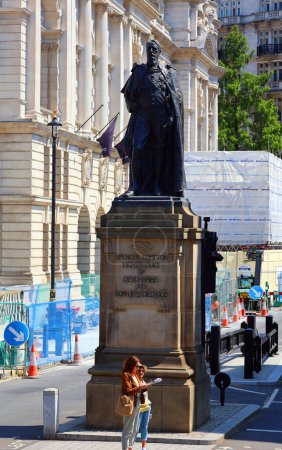 Foto de LONDRES REINO UNIDO 06 19 2023: La estatua del duque de Devonshire es una escultura de bronce al aire libre de grado II de Spencer Compton Cavendish, octavo duque de Devonshire - Imagen libre de derechos