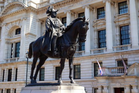 Téléchargez les photos : LONDRES ROYAUME-UNI 06 19 2023 : La statue équestre victorienne en bronze du duc de Wellington sur son cheval Copenhague se dresse au Hyde Park Corner - en image libre de droit