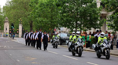 Téléchargez les photos : LONDRES ROYAUME-UNI - 06 19 2023 : La police métropolitaine de Londres pour la sécurité à l'occasion de l'anniversaire du souverain est officiellement célébrée par la cérémonie de Trooping the Colour (défilé d'anniversaire du roi). - en image libre de droit