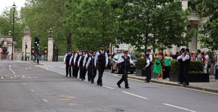 Téléchargez les photos : LONDRES ROYAUME-UNI - 06 19 2023 : La police métropolitaine de Londres pour la sécurité à l'occasion de l'anniversaire du souverain est officiellement célébrée par la cérémonie de Trooping the Colour (défilé d'anniversaire du roi). - en image libre de droit