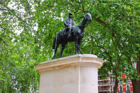 Foto de LONDRES REINO UNIDO 06 19 2023: Estatua ecuestre de Ferdinand Foch 1851-1929, mariscal de campo honorario del ejército británico. Se encuentra en Lower Grosvenor Gardens - Imagen libre de derechos