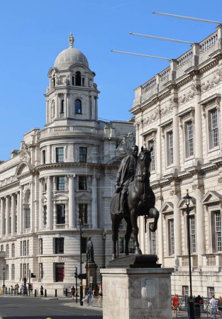 Foto de LONDRES REINO UNIDO - 06 19 2023: Douglas Haig, primer conde Haig fue un oficial superior del Ejército Británico. El monumento se encuentra orgullosamente en Whtehall como un homenaje y monumento - Imagen libre de derechos