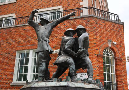 Foto de LONDRES REINO UNIDO - 06 17 2023: Escultura conmemorativa de la Primera Guerra Mundial por la Catedral de San Pablo - Imagen libre de derechos