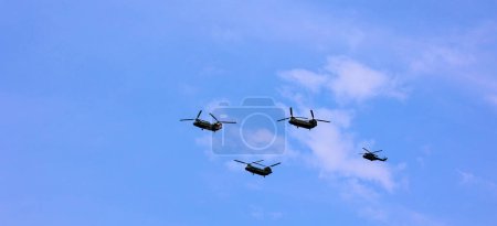 Foto de LONDRES REINO UNIDO - 06 17 2023: Royal Air Forces over London towards Buckingham Palace for the Kings Birthday Flypast. - Imagen libre de derechos