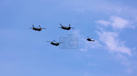 Téléchargez les photos : LONDRES ROYAUME-UNI - 06 17 2023 : Royal Air Forces au-dessus de Londres vers Buckingham Palace pour le Kings Birthday Flypast. - en image libre de droit
