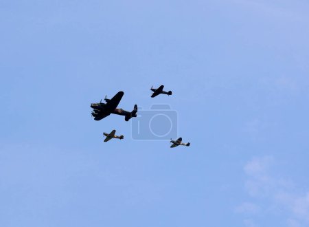 Foto de LONDRES REINO UNIDO - 06 17 2023: Royal Air Forces over London towards Buckingham Palace for the Kings Birthday Flypast. - Imagen libre de derechos