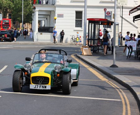 Foto de LONDRES REINO UNIDO - 06 17 2023: Caterham 7 (o Caterham Seven) es un automóvil deportivo súper ligero producido por Caterham Cars en el Reino Unido. Se basa en el Lotus Seven, un deporte ligero - Imagen libre de derechos
