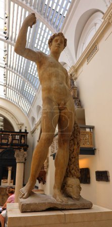 Foto de LONDRES REINO UNIDO 06 17 2023: La estatua de Jasón incluye la arboleda sagrada del vellocino de oro y el jardín de las Hespérides. Museo Albert y Victoria - Imagen libre de derechos
