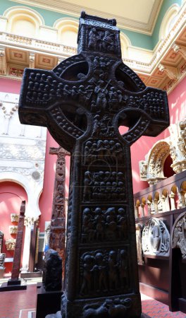 Foto de LONDRES REINO UNIDO 06 17 2023: La Cruz Alta de Muiredach es una cruz alta del siglo X o posiblemente del siglo IX, ubicada en el sitio monástico en ruinas de Monasterboice, en el condado de Louth, Irlanda. - Imagen libre de derechos