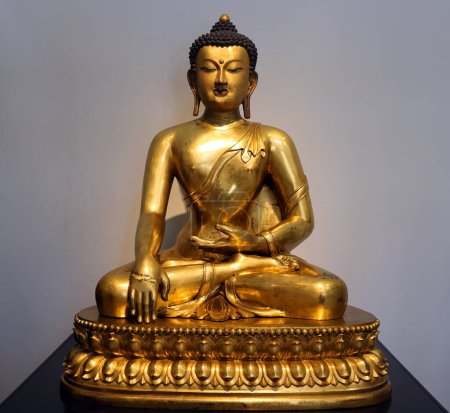 Téléchargez les photos : LONDRES ROYAUME-UNI 06 17 2023 : Bouddha assis (1736 1786) dynastie Qing. L'ancienne région de Gandhara, aujourd'hui Pakistan et Afghanistan, a été une source d'images de Bouddha tôt. - en image libre de droit