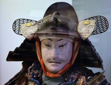 Téléchargez les photos : LONDRES ROYAUME-UNI 06 17 2023 : Arme japonaise samouraï, armure japonaise apparue pour la première fois au IVe siècle, avec la découverte de la cuirasse et des casques de base dans les tombes. - en image libre de droit