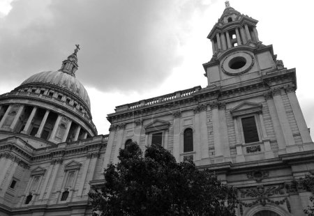 Foto de LONDRES REINO UNIDO - 06 17 2023: Vista de la Catedral de San Pablo. Como sede del Obispo de Londres, la catedral sirve como la iglesia madre de la Diócesis de Londres. - Imagen libre de derechos
