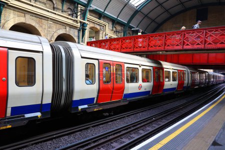 Téléchargez les photos : LONDRES ROYAUME-UNI - 06 19 2023 : Le métro de Londres (aussi connu simplement sous le nom de métro ou par son surnom le métro) est un système de transport rapide desservant le Grand Londres - en image libre de droit