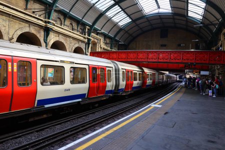 Foto de LONDRES REINO UNIDO - 06 19 2023: Metro de Londres (también conocido simplemente como el metro o por su apodo el metro) es un sistema de tránsito rápido que sirve al Gran Londres - Imagen libre de derechos