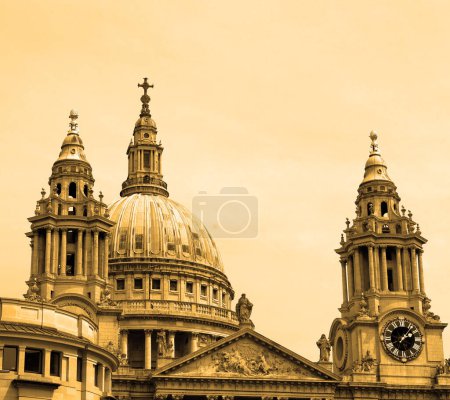 Téléchargez les photos : LONDRES ROYAUME-UNI - 06 17 2023 : Vue de la cathédrale Saint-Paul. Siège de l'évêque de Londres, la cathédrale sert d'église mère du diocèse de Londres.. - en image libre de droit