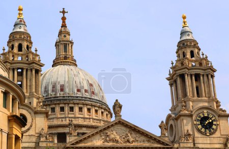 Téléchargez les photos : LONDRES ROYAUME-UNI - 06 17 2023 : Vue de la cathédrale Saint-Paul. Siège de l'évêque de Londres, la cathédrale sert d'église mère du diocèse de Londres.. - en image libre de droit